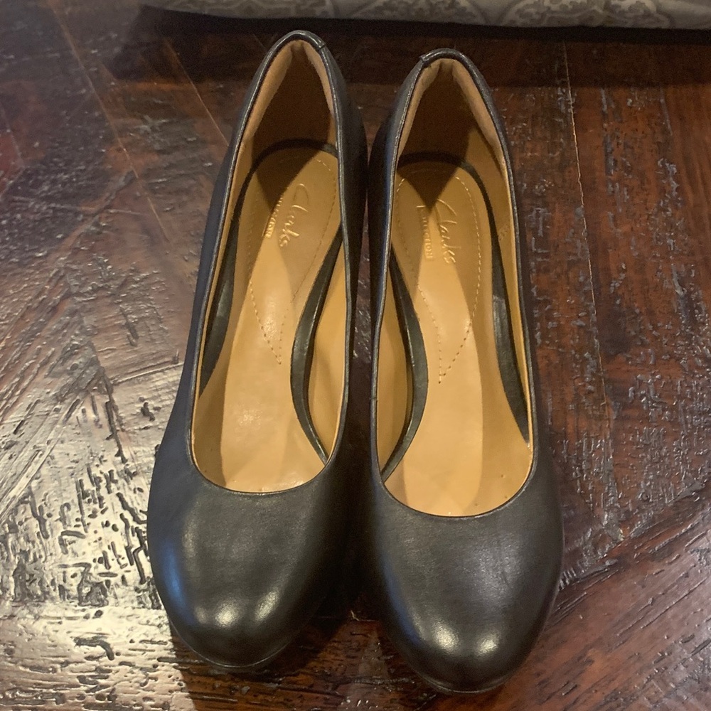 Clarks Black Leather Round Toe Pumps
